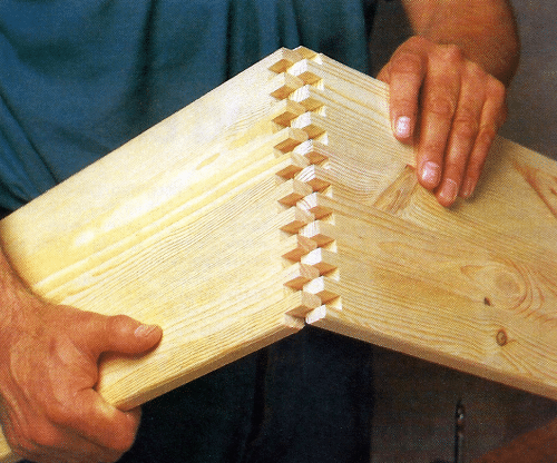 Zinken fräsen mit der Oberfräse und der Zinkenfrässchablone